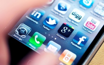 Apple iPhone 3Gs with Social Media and Network Apps